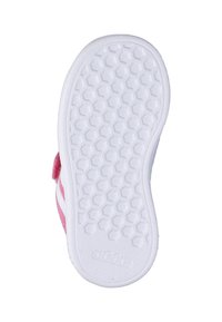 Roze textielsloffen met een witte rubberen zool met een honingraatpatroon en branding op de hiel. Zacht materiaal ontworpen voor comfort.