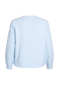 Ljusblå stickad tröja med solid rygg och texturerade, diamantmönstrade ärmar. Ribbad mudd och fåll fulländar designen.