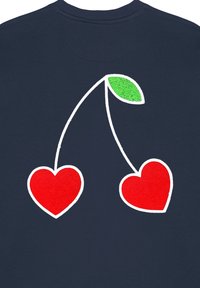 T-shirt bleu marine avec deux cœurs rouges en peluche reliés par un contour blanc et un détail de feuille verte au-dessus.