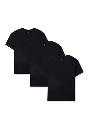 Confezione di tre t-shirt nere in cotone, collo rotondo, maniche corte, vestibilità regolare, colore uniforme, texture liscia, senza motivi o decorazioni visibili.
