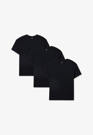 Zestaw trzech czarnych bawełnianych koszulek, okrągły dekolt, krótkie rękawy, regularny krój, jednolity kolor, gładka tekstura, bez widocznych wzorów czy ozdób.