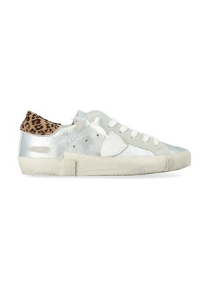 Sneaker basso con corpo in argento metallizzato, lacci bianchi, suola beige e dettaglio sul tallone con stampa leopardata, visto di lato su sfondo bianco.