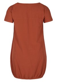 Robe à manches courtes couleur orange rouille, avec un col rond, un ourlet froncé et un tissu lisse texturé. Design simple et sans ornement.