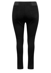 Svarta stretchjeans med slim fit, med hög midja, två bakfickor och en slät yta. Inga synliga dekorationer.