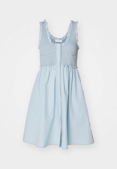 Rochie de culoare albastru deschis, cu un corset pliat, bretele volănașe și fustă evazată. Confecționată dintr-un material moale cu o textură netedă și deschidere frontală.
