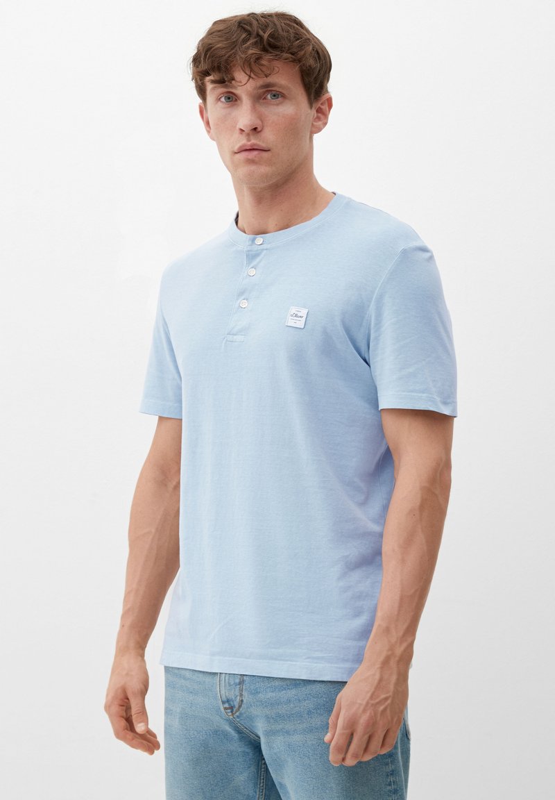 s.Oliver MIT HENLEY-AUSSCHNITT - Navadna majica - hellblau