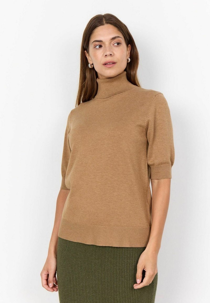 Kaki turtleneck pulover s kratkim rukavima, napravljen od mekog materijala. Rebrasti rub i glatka tekstura, uparen s tamnozelenom rebrastom suknjom.