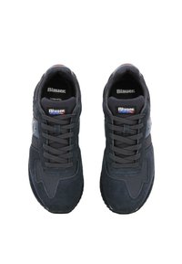 Scarpe da ginnastica scure in suede con un design testurizzato, dotate di lacci coordinati, un logo sulla linguetta e un dettaglio a strisce di contrasto sul lato.