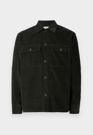 Donkergroen corduroy overhemd met knopen, voorzien van twee borstzakken en lange mouwen, plat weergegeven op een witte achtergrond.