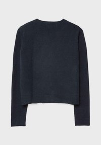 Pull bleu marine à encolure ronde, manches longues et ourlet côtelé. Texture douce ; design minimaliste sans motifs ni ornements visibles.