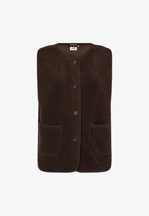 Σκούφο καφέ fleece γιλέκο με στρογγυλό λαιμό, τέσσερα κουμπιά μπροστά και δύο μπροστινές τσέπες σε λευκό φόντο.
