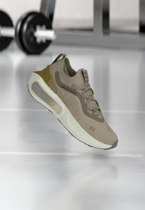 Shoe atlético bege com parte superior de malha texturizada, detalhes reflexivos e uma entressola branca acolchoada. Apresenta um colar acolchoado e fecho com atacadores.