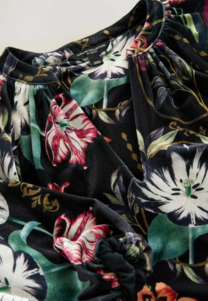 Fekete virágmintás szövet zöld, piros és fehér árnyalatokban. Redők és ráncolt nyak kialakítással rendelkezik. Puha, bársonyos textúrájú.