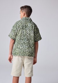 smALLSAINTS REGULAR FIT - UNDERGROUND OPEN COLLAR PRINTED SHORT SLEEVE - Pluus - green camo