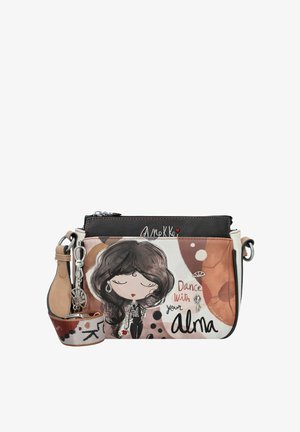 Sac bandoulière multi-poches avec illustration imprimée, couleurs beige et marron, accents noirs et bandoulière amovible avec détail porte-clés.