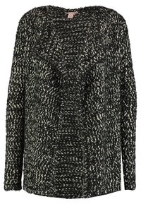 Czarny i biały sweter o fakturowanej powierzchni, z otwartym przodem, długimi rękawami i luźnym krojem. Materiał ma puszysty, dziany wzór.