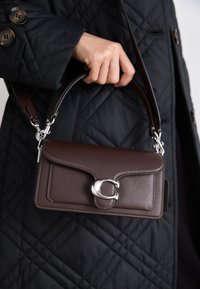 TABBY SHOULDER BAG 20 - Handtas - maple