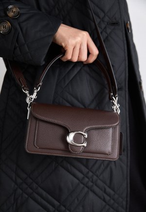 COACH TABBY SHOULDER BAG 20 - Geantă de mână - maple