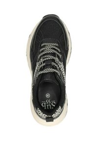 Zwarte sneaker met textuur bovenwerk, stippenaccenten, zwarte veters en een gevoerde zool. Binnenin staat de maatlabel "38".