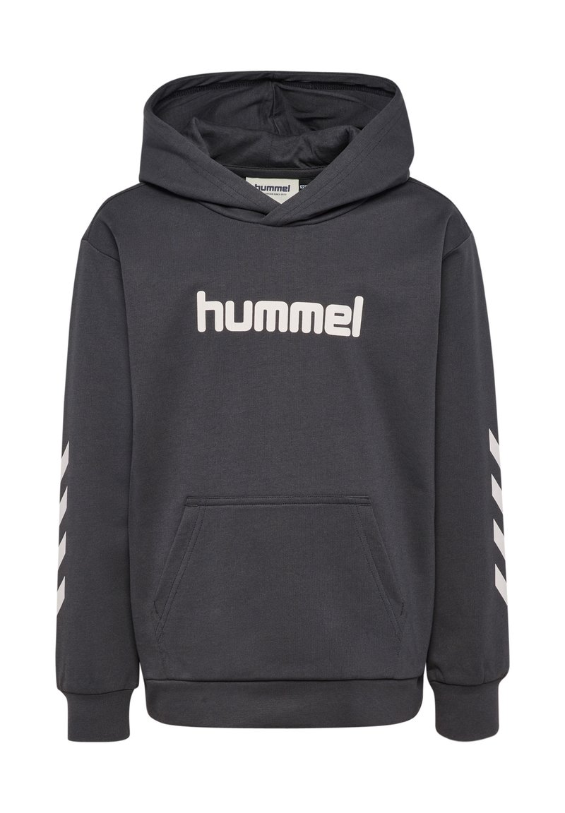 Mörkgrå hoodie med ficka fram, med vit "hummel" logotyp och diagonala vita ränder på ärmarna; tillverkad av mjukt, strukturerat tyg.