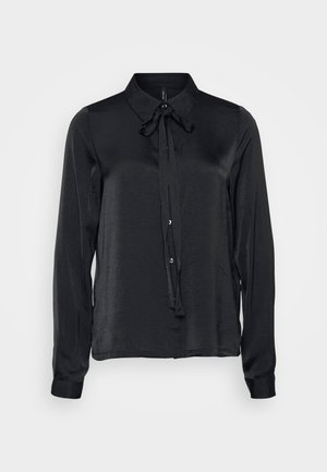 Zwarte blouse met lange mouwen van gladde stof, voorzien van een kraag, knoopsluiting en een strik rond de hals. Eenvoudig ontwerp.