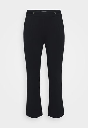Sorte skreddersydde bukser med et glatt, stretchy stoff. Har en bred midje med to dekorative detaljer nær fronten. Flared buksebein-design.