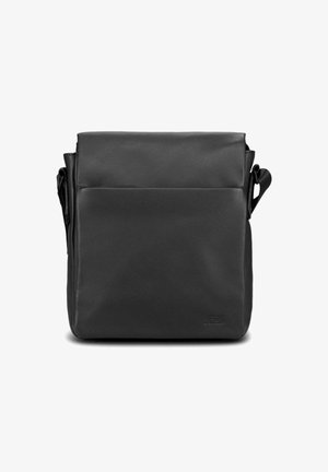 Sac messager en cuir noir avec une poche avant, forme rectangulaire, texture lisse, bandoulière réglable et embossage de logo subtil.