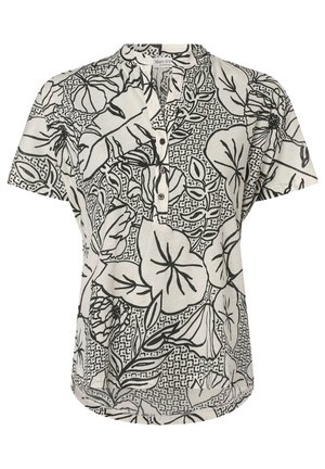 Witte blouse met korte mouwen met zwarte abstracte bloemen- en bladmotieven, knoopsluiting aan de voorkant en een ronde hals.