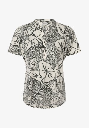 Witte blouse met korte mouwen met zwarte abstracte bloemen- en bladmotieven, knoopsluiting aan de voorkant en een ronde hals.