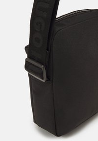 HUGO ETHON LOGO ZIP UNISEX - Axelremsväska - black