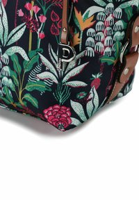 Multicolor stoffen tas met bloemmotieven in groen, roze en wit, met bruine leren accenten en een zilveren "P" logo detail.