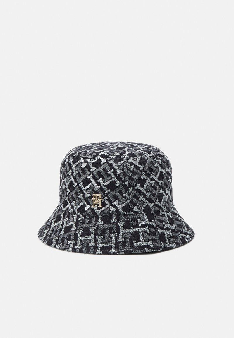 Chapeau bob à motif noir et gris avec un design géométrique répétitif et un petit emblème logo doré sur le côté avant.