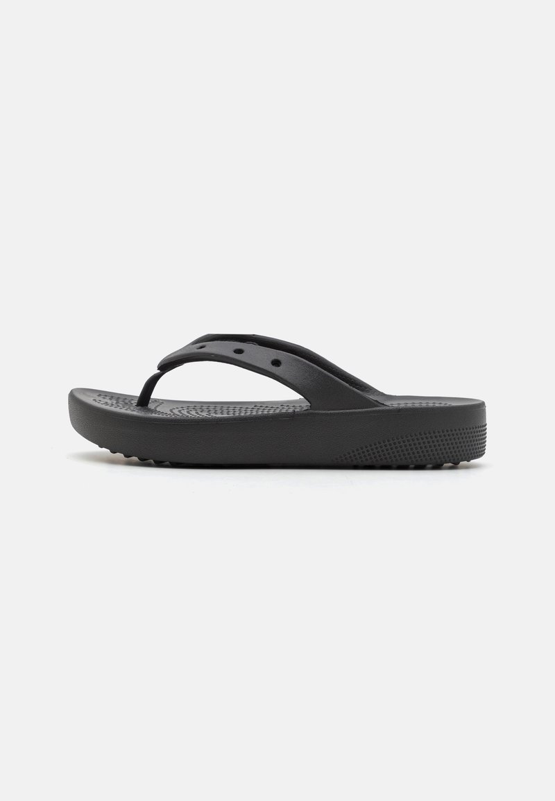 Tongs en caoutchouc noir avec semelle intérieure texturée, bride supérieure perforée et semelle épaisse et de soutien, vues de côté sur fond blanc.