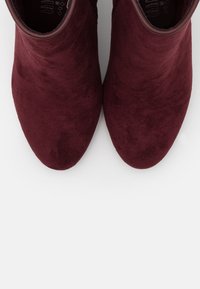 XTI Kotníková obuv - bordeaux
