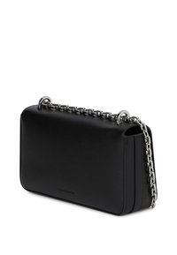 Svart skinnveske med glatt tekstur, med en sølvkjede-rem og avrundede kanter. Minimalistisk design med en subtil preget logo.