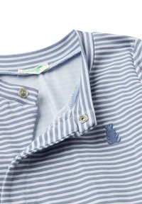 Modro-bíle pruhovaný dětský body s patentkami a vyšitým modrým králíkem na hrudi, viditelná značka United Colors of Benetton.