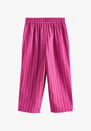 Erksad roosad elastse vöökohaga püksid, millel on vertikaalsed tekstuuriga triibud ja laiad sääred, valgel taustal eksponeeritud.