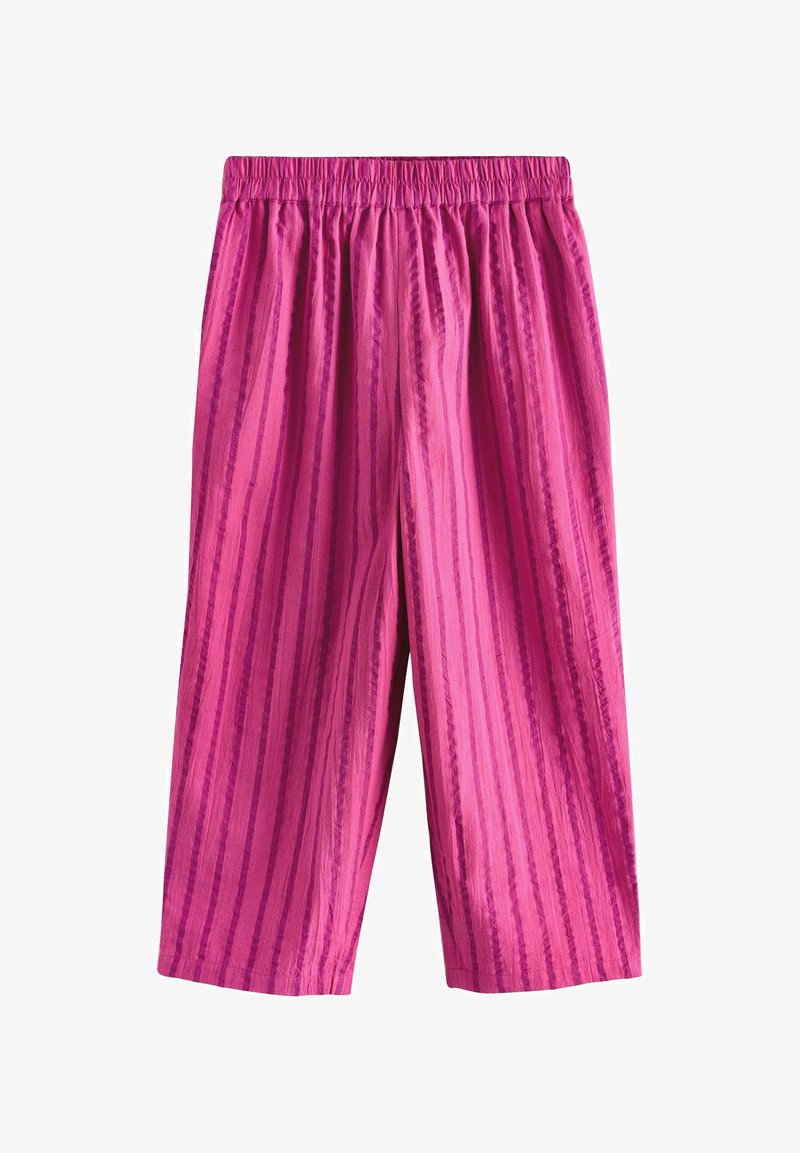 Světle růžové kalhoty s elastickým pasem, svislými texturovanými pruhy a širokými nohavicemi, zobrazené na bílém pozadí.