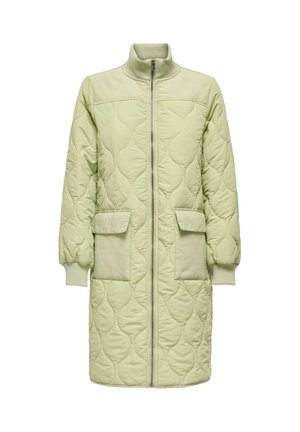 Svetlozelený prešívaný dlhý kabát so zipsom vpredu, dvoma veľkými náprsními vreckami s klopami, rebrovanými manžetami a vysokým golierom.