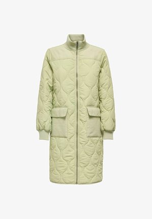 Svetlozelený prešívaný dlhý kabát so zipsom vpredu, dvoma veľkými náprsními vreckami s klopami, rebrovanými manžetami a vysokým golierom.