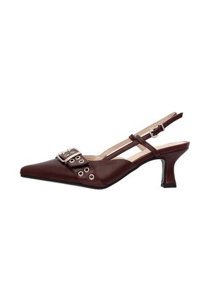 Tacco slingback in pelle marrone con punta affilata, fibbia decorativa e occhielli metallici sulla tomaia. Tacco sottile e angolato. Texture liscia.