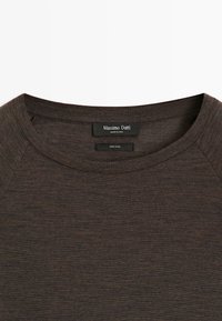 Brun uld striktrøje med rund hals og Massimo Dutti-mærke, der angiver 100 % uld og fremstillet i Kina.