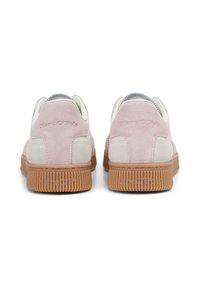 Ein Paar Retro-Sneaker mit einem oberteil aus hellrosa Wildleder, weißen Akzenten und einer strukturierten Gummisohle, von hinten betrachtet.