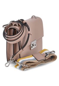 Borsa a tracolla in pelle beige con chiusura in argento e tracolla in tessuto a righe multicolori staccabile con ganci in metallo, su sfondo bianco.