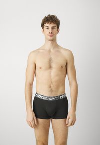 Nike Underwear ESSENTIAL TRUNK 3 PACK - Boxerbriefs - black/blue/fuchsia/grey
