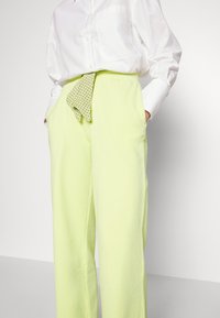 SUMMERY Copenhagen LILOU PANTS - Παντελόνι φόρμας - lime