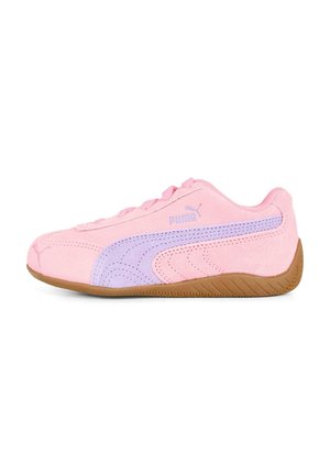 Baskets en suédine rose avec des accents violets clairs et un design texturé. Comprend une semelle en gomme et des coutures ton sur ton. Logo affiché sur le côté.