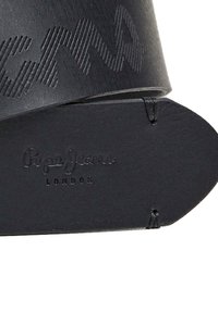 Črn usnjen pas z embosiranim geometrijskim vzorcem, ki ima gladko teksturo in na koncu vtisnjen logotip "Pepe Jeans London".