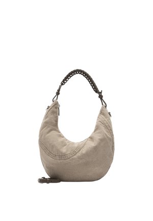 Beżowa, półksiężycowata torba materiałowa z plecionym ciemnobrązowym uchwytem i odpinanym paskiem na ramię na białym tle.