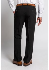 Schwarze Hose mit geradem Schnitt, ausgestattet mit zwei hinteren Taschen, kombiniert mit einem braunen Gürtel. Die Textur wirkt glatt und formell.